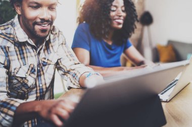 Evde birlikte çalışan bir çift.