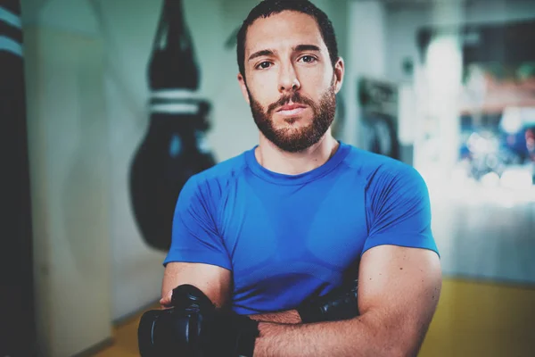 Boxeador con guantes de pie — Foto de Stock