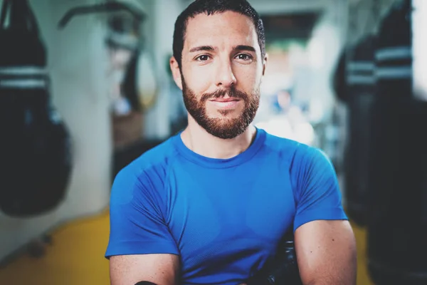 Boxeador con guantes de pie —  Fotos de Stock