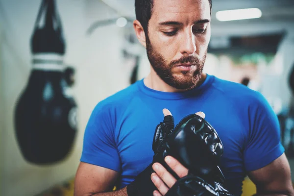 Combatiente masculino en guantes de boxeo —  Fotos de Stock