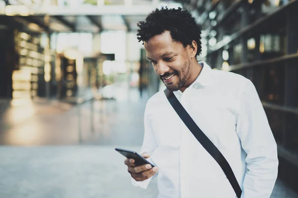 Hombre sosteniendo el teléfono en las manos — Foto de Stock