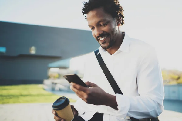 Hombre sonriente usando Smartphone —  Fotos de Stock