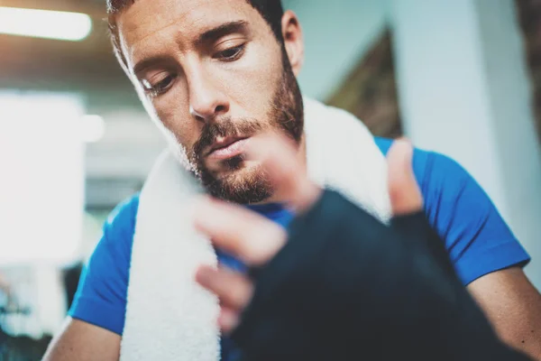 Atleta amarrando bandagens de boxe — Fotografia de Stock