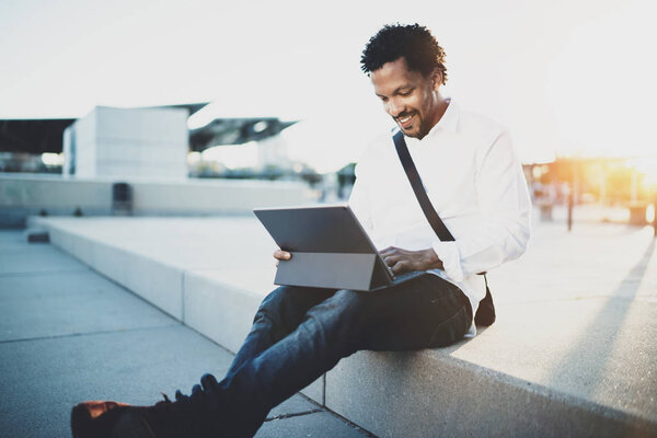 Человек работает с сенсорной панелью
 