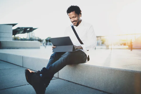 Man aan het werk met touchpad — Stockfoto