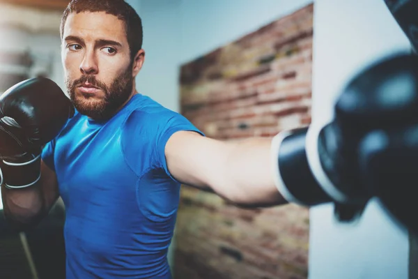 Hombre boxeo en el gimnasio —  Fotos de Stock