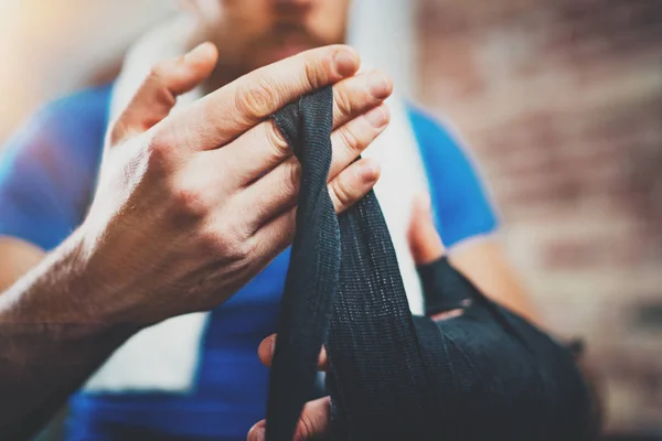 Atleta amarrando bandagens de boxe — Fotografia de Stock