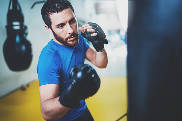 Boxeador haciendo entrenamiento —  Fotos de Stock