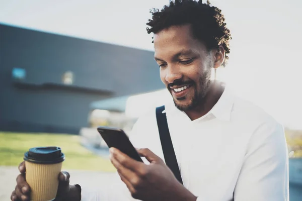 Hombre sonriente usando Smartphone —  Fotos de Stock