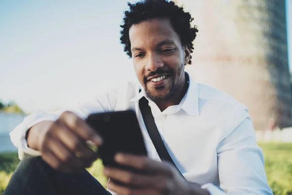 Hombre africano usando smartphone — Foto de Stock