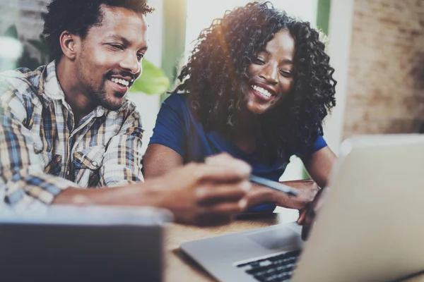 Evde birlikte çalışan bir çift.