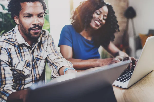 Evde birlikte çalışan bir çift.