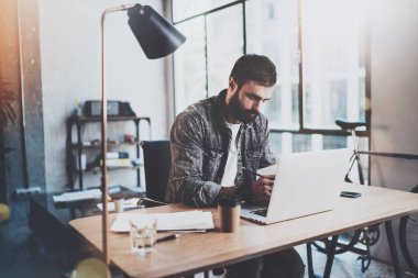 Modern ofiste çalışan iş adamı