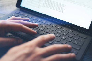 Erkek el tablet vasıl yazarak