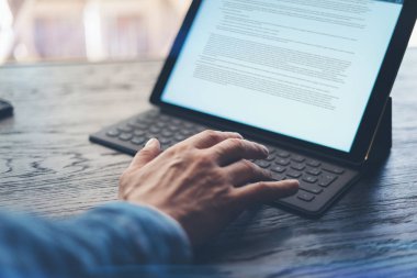 Erkek el tablet vasıl yazarak