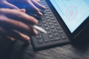 Erkek el tablet vasıl yazarak