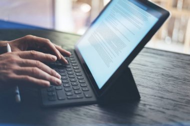 Erkek el tablet vasıl yazarak