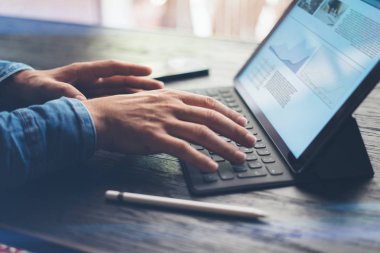 Erkek el tablet vasıl yazarak