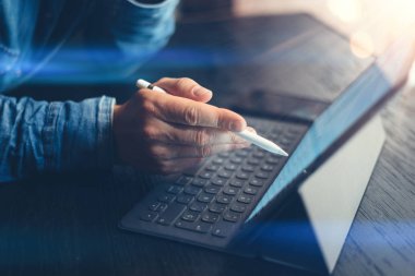 Elektronik kalem ve tabla kullanan adam