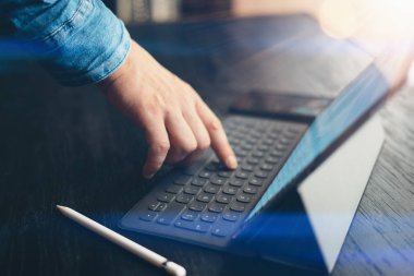 Erkek el klavye dokunmadan 