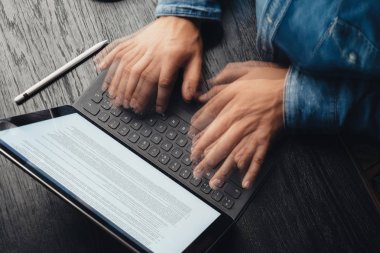 erkek tablet yazarak hızlı eller