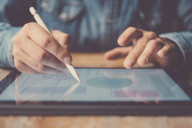 Elektronik kalem ve tabla kullanan adam