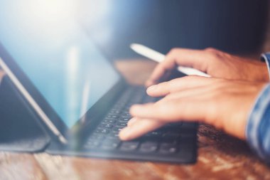 Elektronik kalem ve tabla kullanan adam