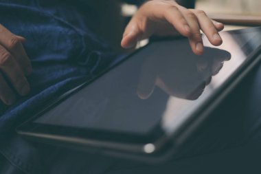 erkek dijital tablet dokunmadan eller