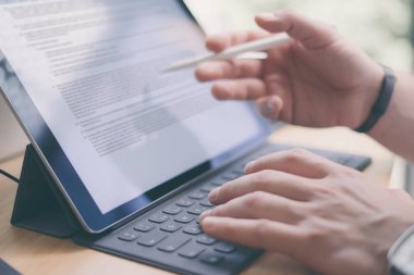 Elektronik kalem ve tabla kullanan adam