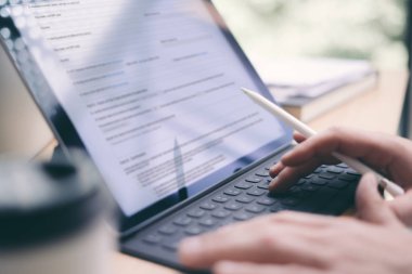 Elektronik kalem ve tabla kullanan adam