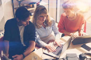 ofiste üç genç arkadaşları