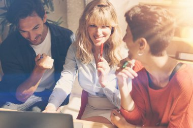 ofiste üç genç arkadaşları