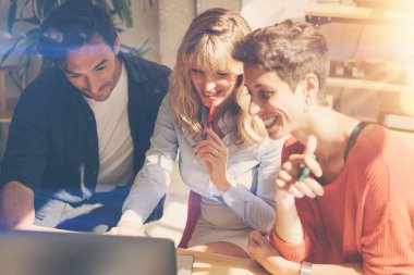 ofiste üç genç arkadaşları