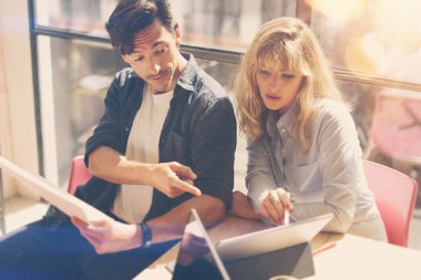 dizüstü bilgisayarda çalışan iki girişimciler