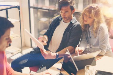 genç arkadaşları çalışma