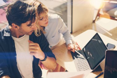 dizüstü bilgisayarda çalışan iki girişimciler