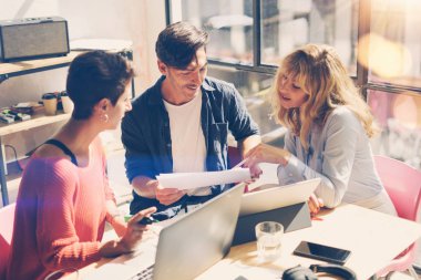 ofiste üç genç arkadaşları