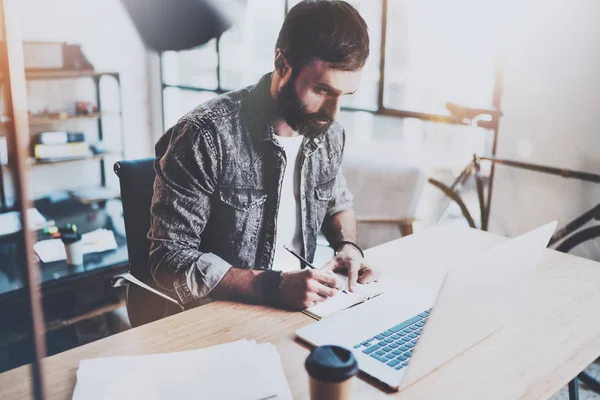 Hombre de negocios que trabaja en la oficina moderna — Foto de Stock