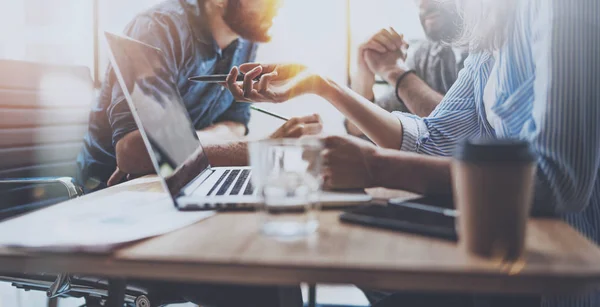 Coworkers brainstorming in ufficio — Foto Stock