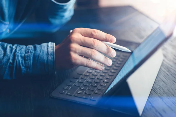 Uomo che utilizza penna e tablet elettronici — Foto Stock