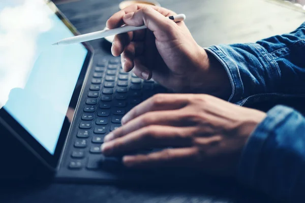 Mann som bruker elektronisk penn og tablett – stockfoto