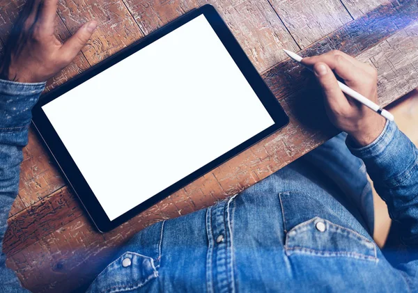 Elektronik kalem ve tabla kullanan adam