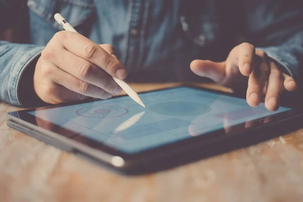 Man using electronic pen and tablet — Stock Photo, Image