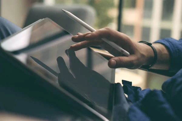 Homme utilisant un stylo et une tablette électroniques — Photo