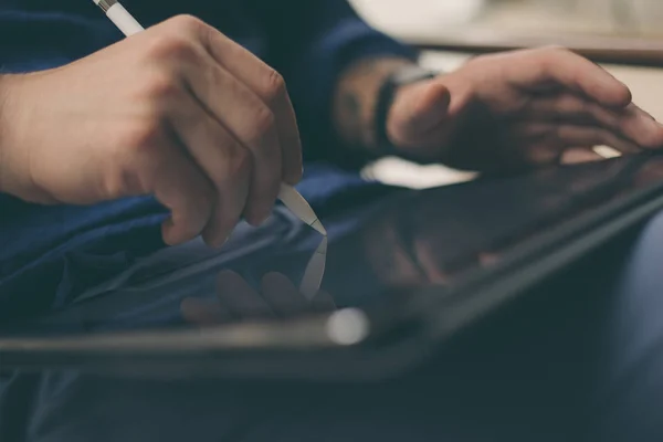 Homme utilisant un stylo et une tablette électroniques — Photo