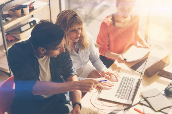 Trois jeunes collaborateurs en fonction — Photo