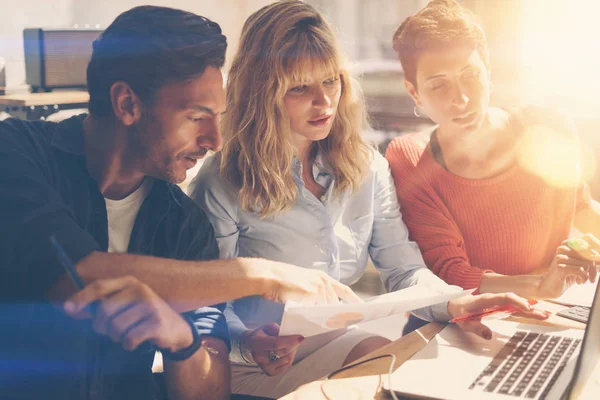 ofiste üç genç arkadaşları