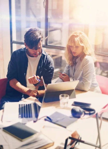 dizüstü bilgisayarda çalışan iki girişimciler