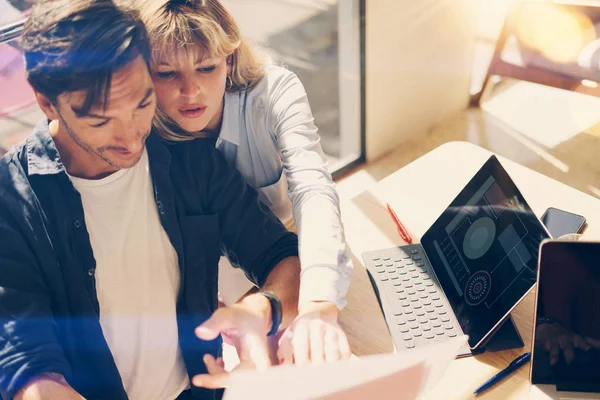 Personas que trabajan con el proyecto de startup . — Foto de Stock