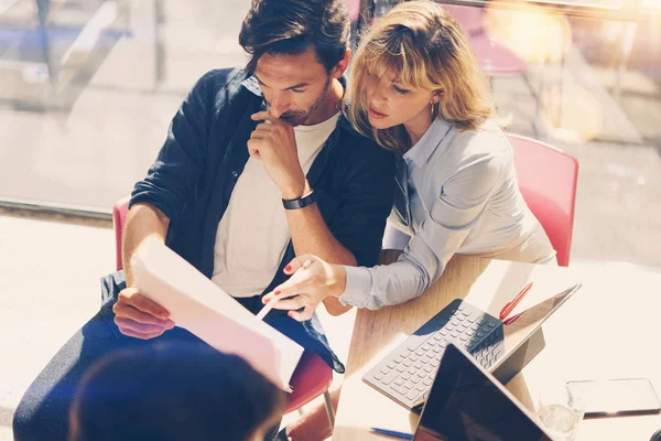 dizüstü bilgisayarda çalışan iki girişimciler